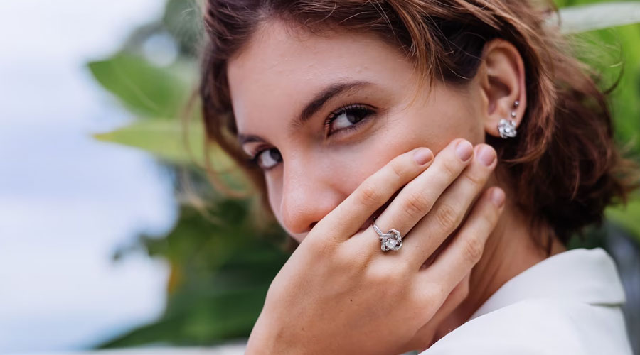 Enhancing your beauty with diamond engagement rings
